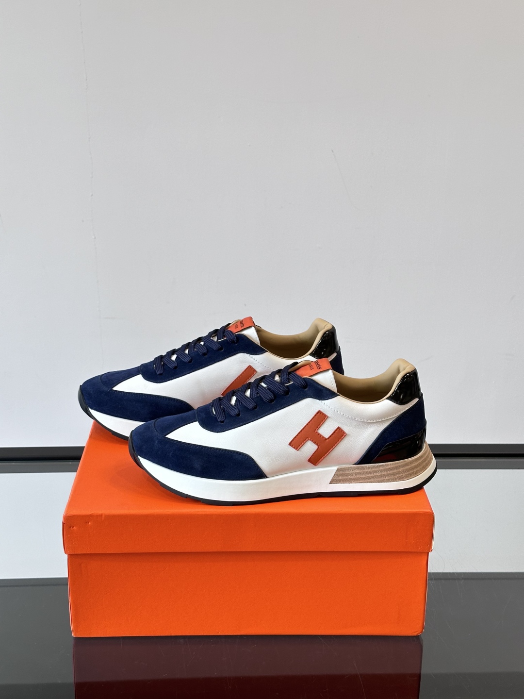 HERMES/爱马仕 Hugo厚底运动鞋休闲男鞋，这款运动鞋采用进口头层牛皮拼接透气网面设计，对比色设计