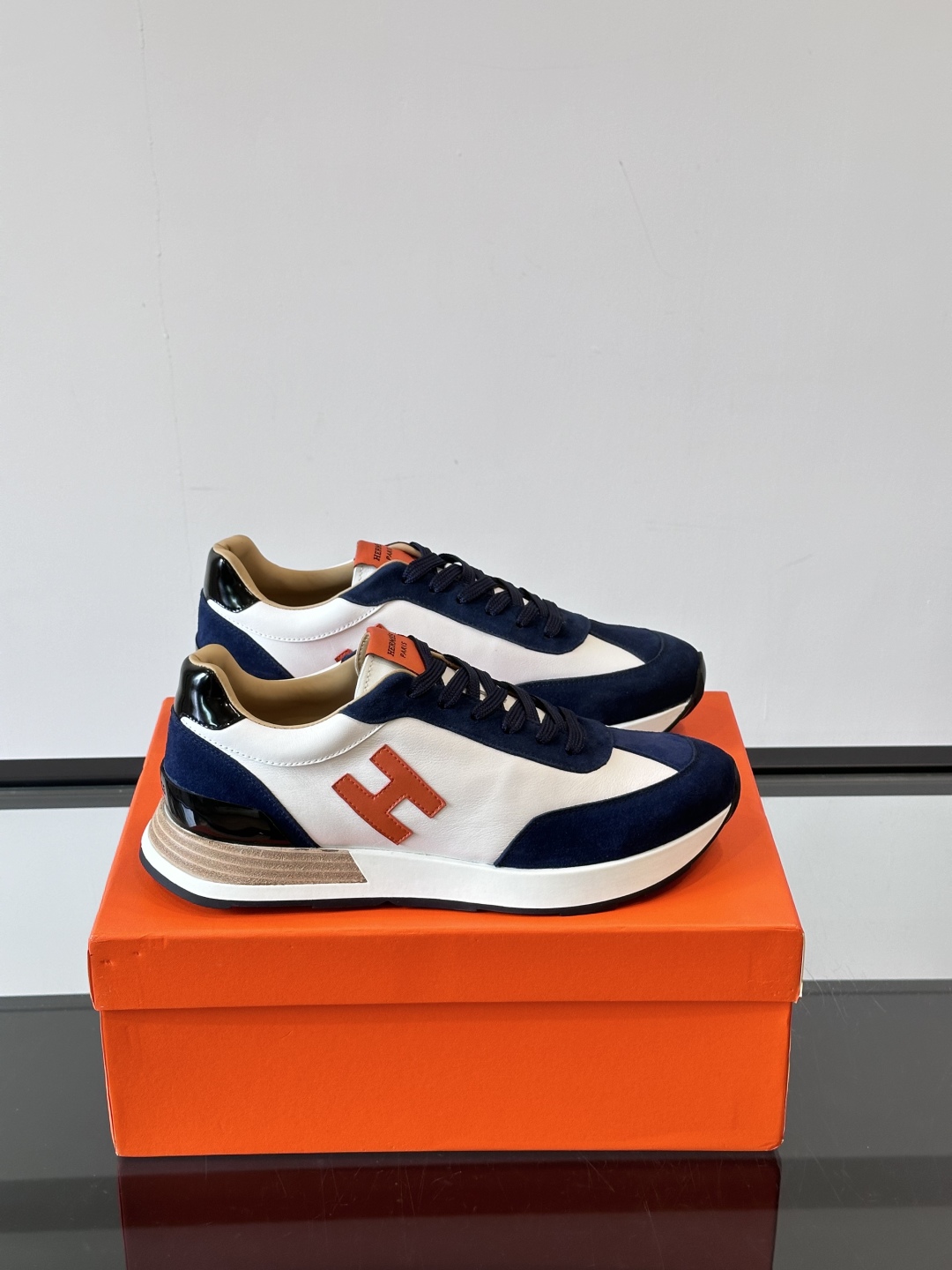 HERMES/爱马仕 Hugo厚底运动鞋休闲男鞋，这款运动鞋采用进口头层牛皮拼接透气网面设计，对比色设计