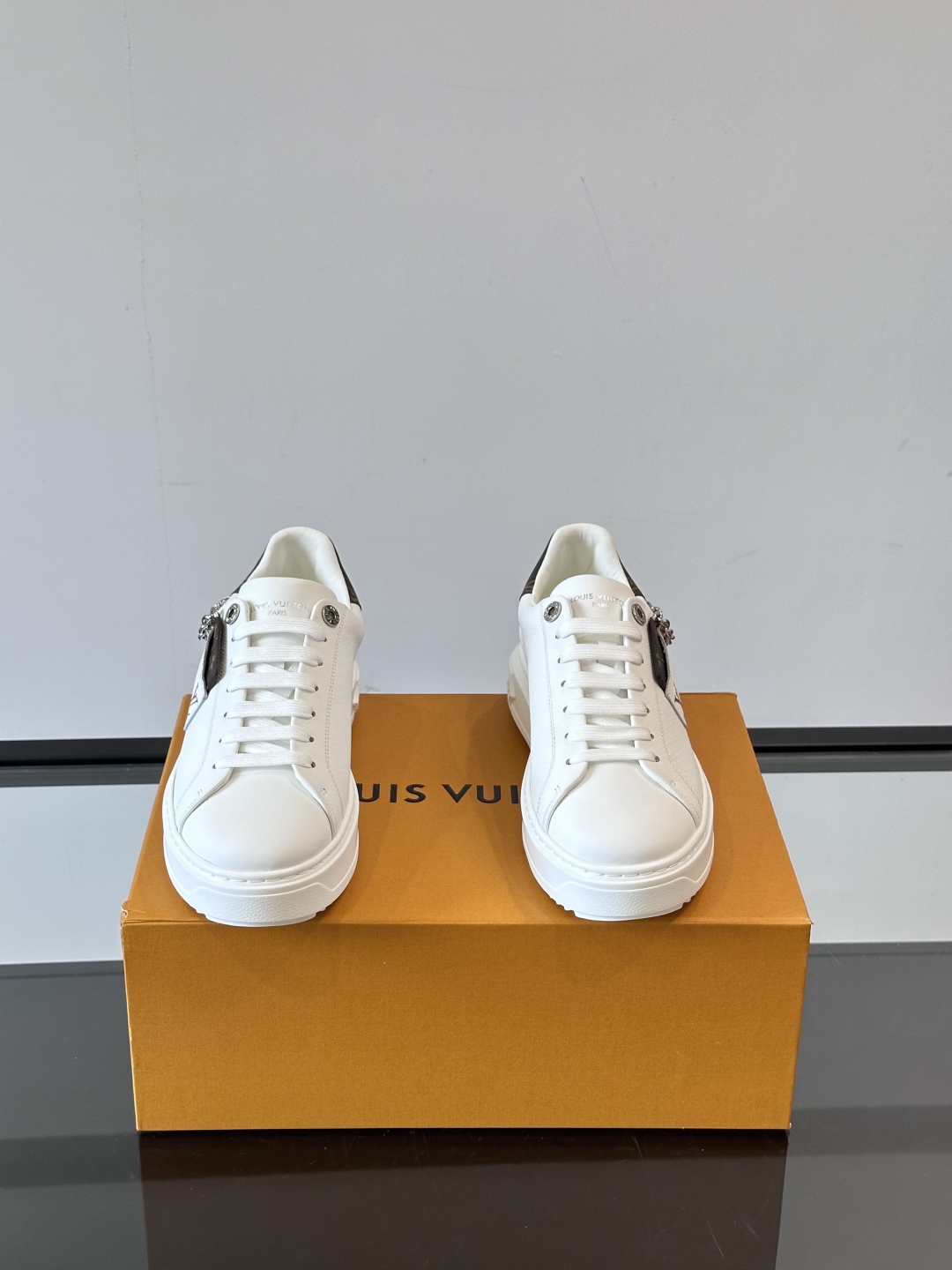 Louis Vuitton 新款Time Out情侣款👫运动鞋👟本款 Time Out 运动鞋拼接牛皮革