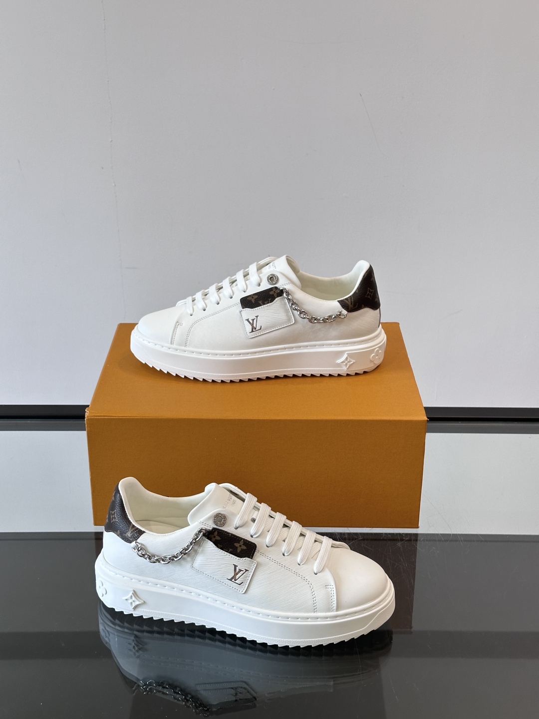 Louis Vuitton 新款Time Out情侣款👫运动鞋👟本款 Time Out 运动鞋拼接牛皮革