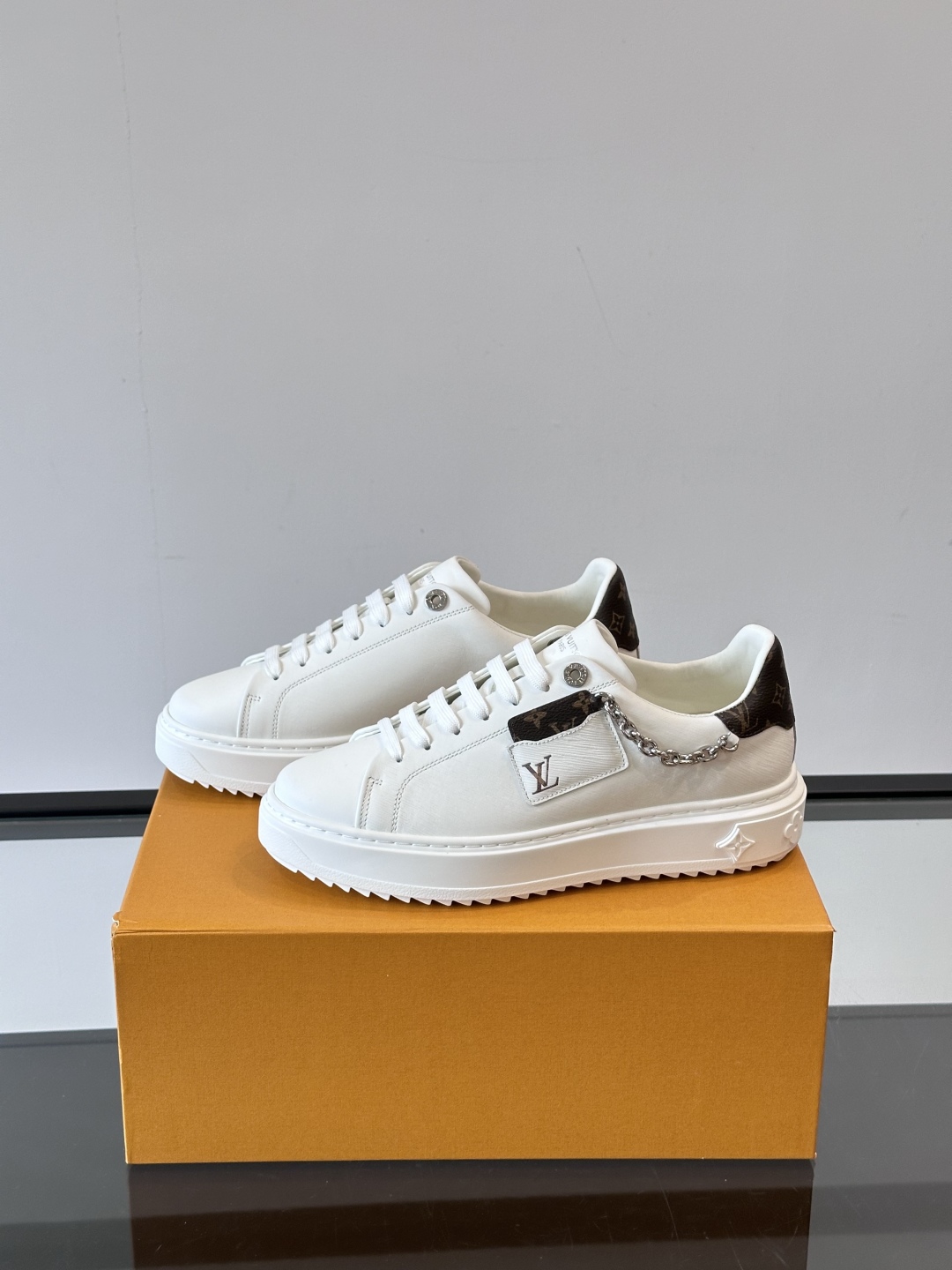 Louis Vuitton 新款Time Out情侣款👫运动鞋👟本款 Time Out 运动鞋拼接牛皮革