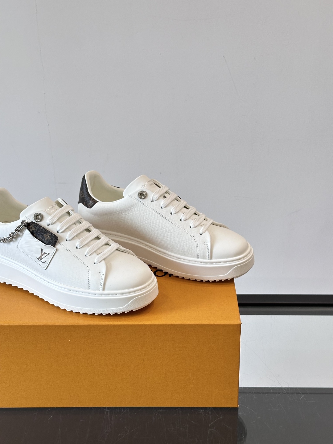 Louis Vuitton 新款Time Out情侣款👫运动鞋👟本款 Time Out 运动鞋拼接牛皮革