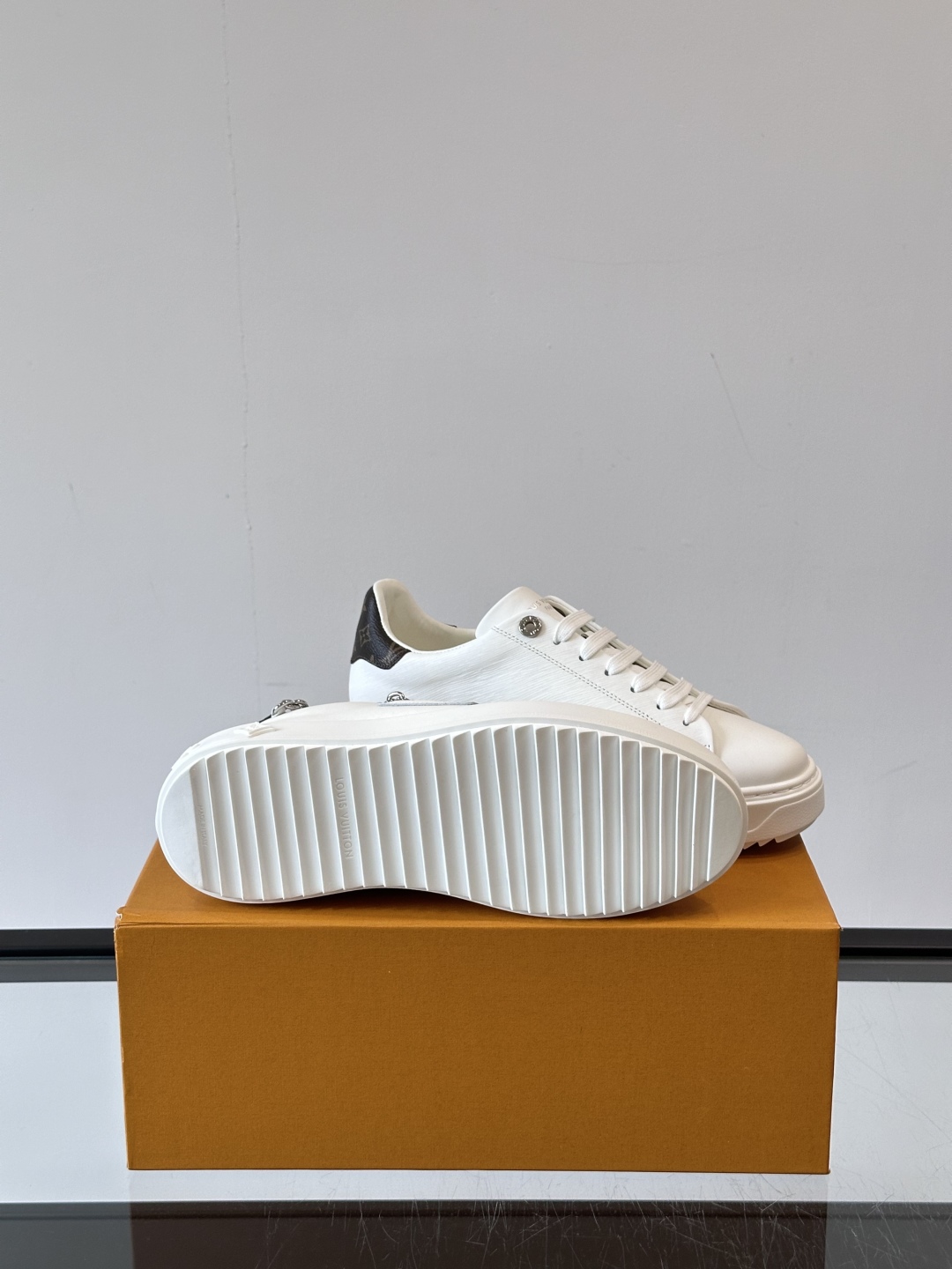 Louis Vuitton 新款Time Out情侣款👫运动鞋👟本款 Time Out 运动鞋拼接牛皮革