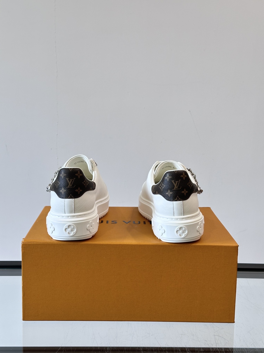 Louis Vuitton 新款Time Out情侣款👫运动鞋👟本款 Time Out 运动鞋拼接牛皮革