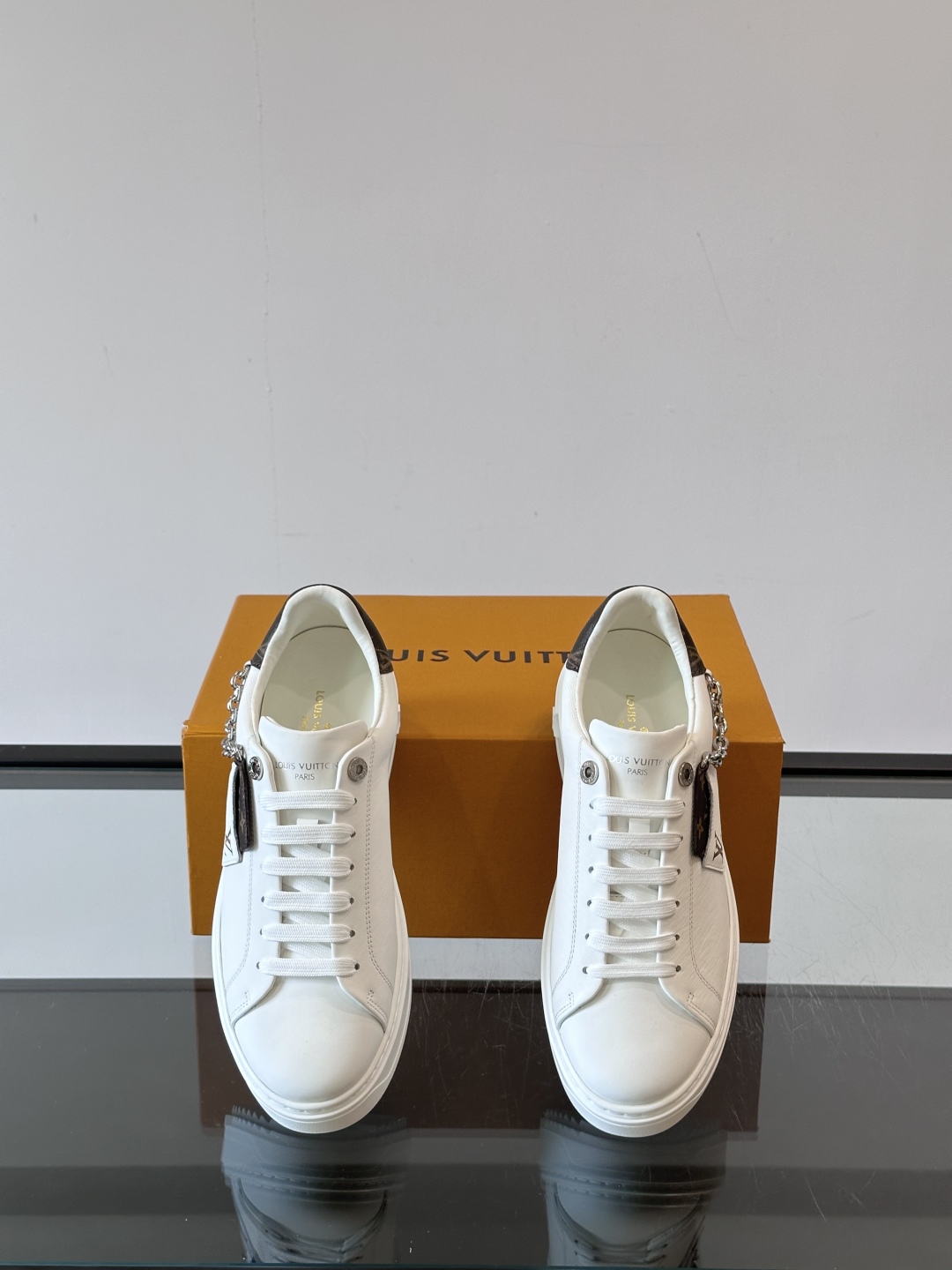 Louis Vuitton 新款Time Out情侣款👫运动鞋👟本款 Time Out 运动鞋拼接牛皮革