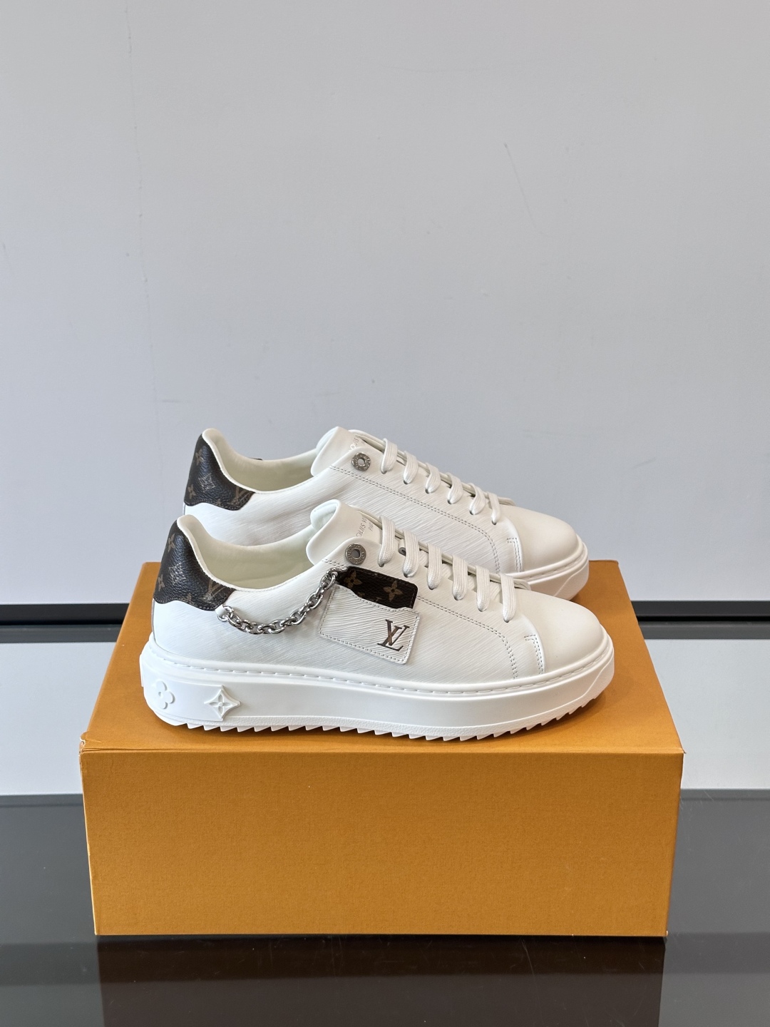 Louis Vuitton 新款Time Out情侣款👫运动鞋👟本款 Time Out 运动鞋拼接牛皮革
