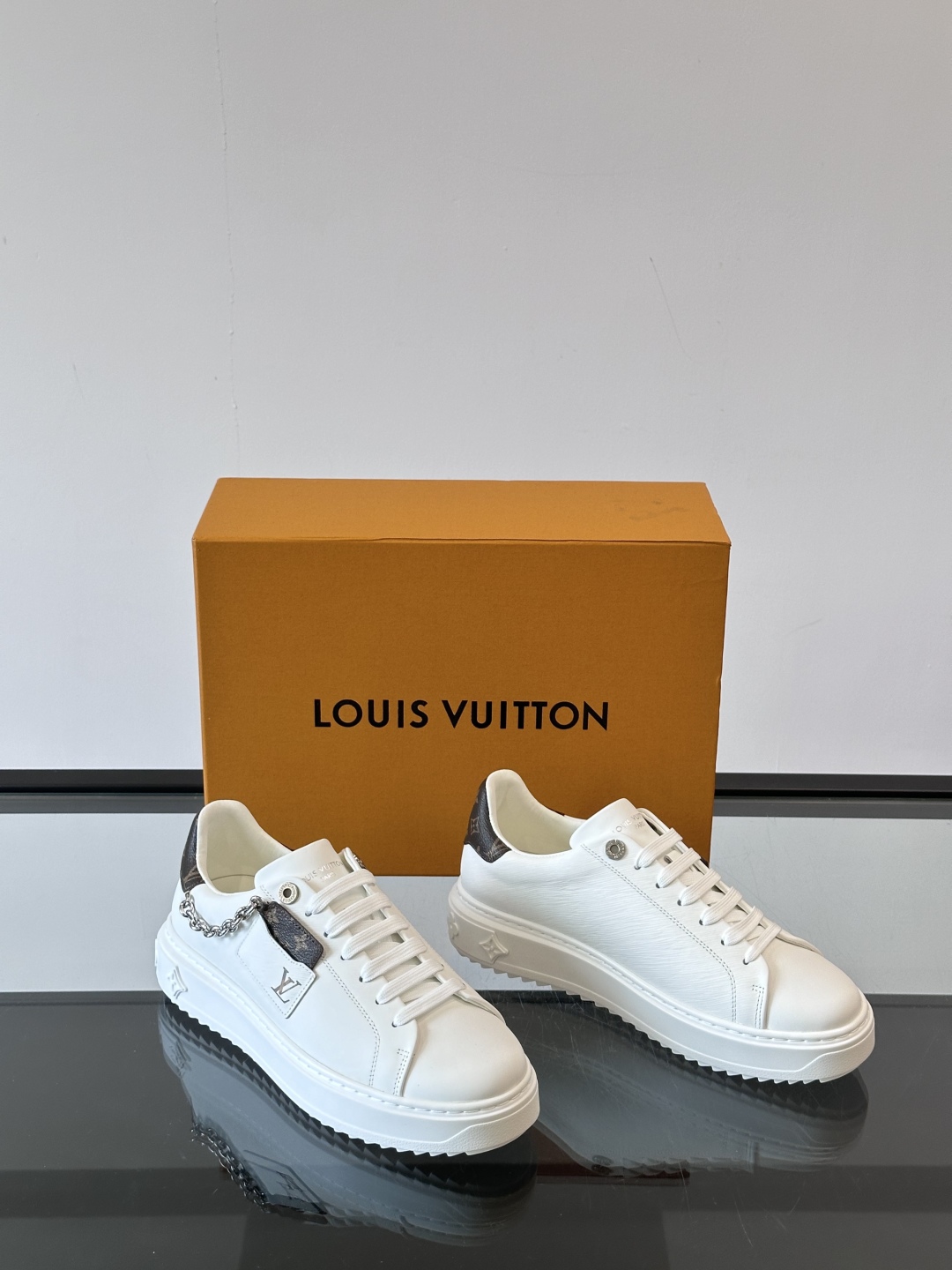 Louis Vuitton 新款Time Out情侣款👫运动鞋👟本款 Time Out 运动鞋拼接牛皮革