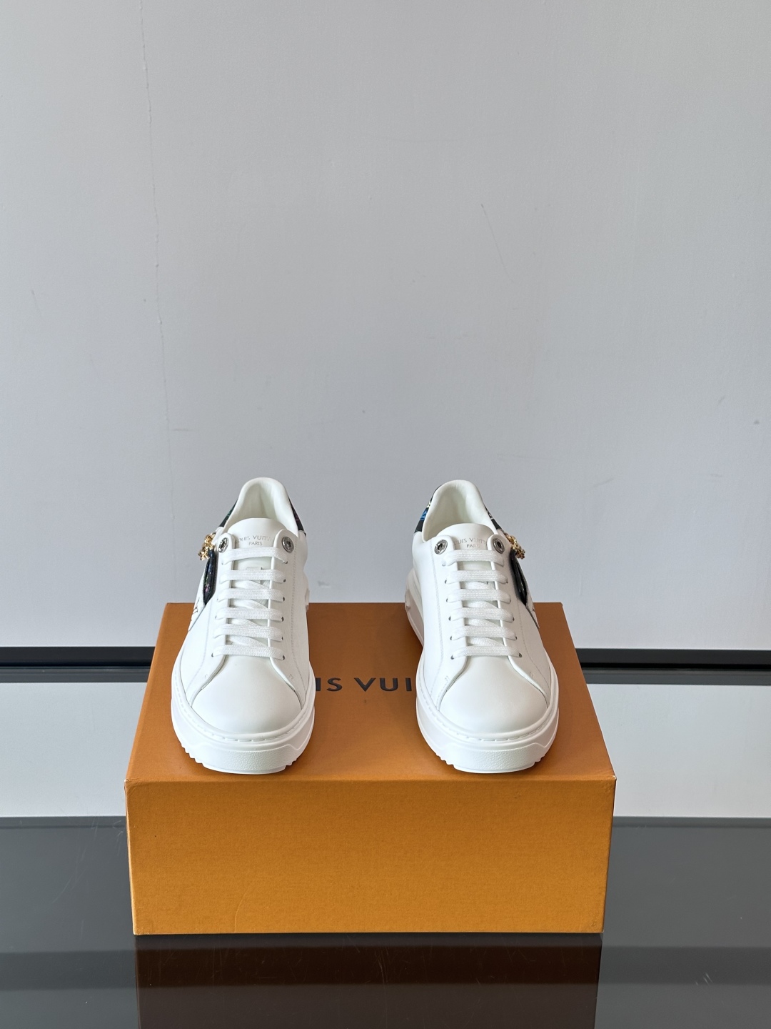 Louis Vuitton 新款Time Out情侣款👫运动鞋👟本款 Time Out 运动鞋拼接牛皮革