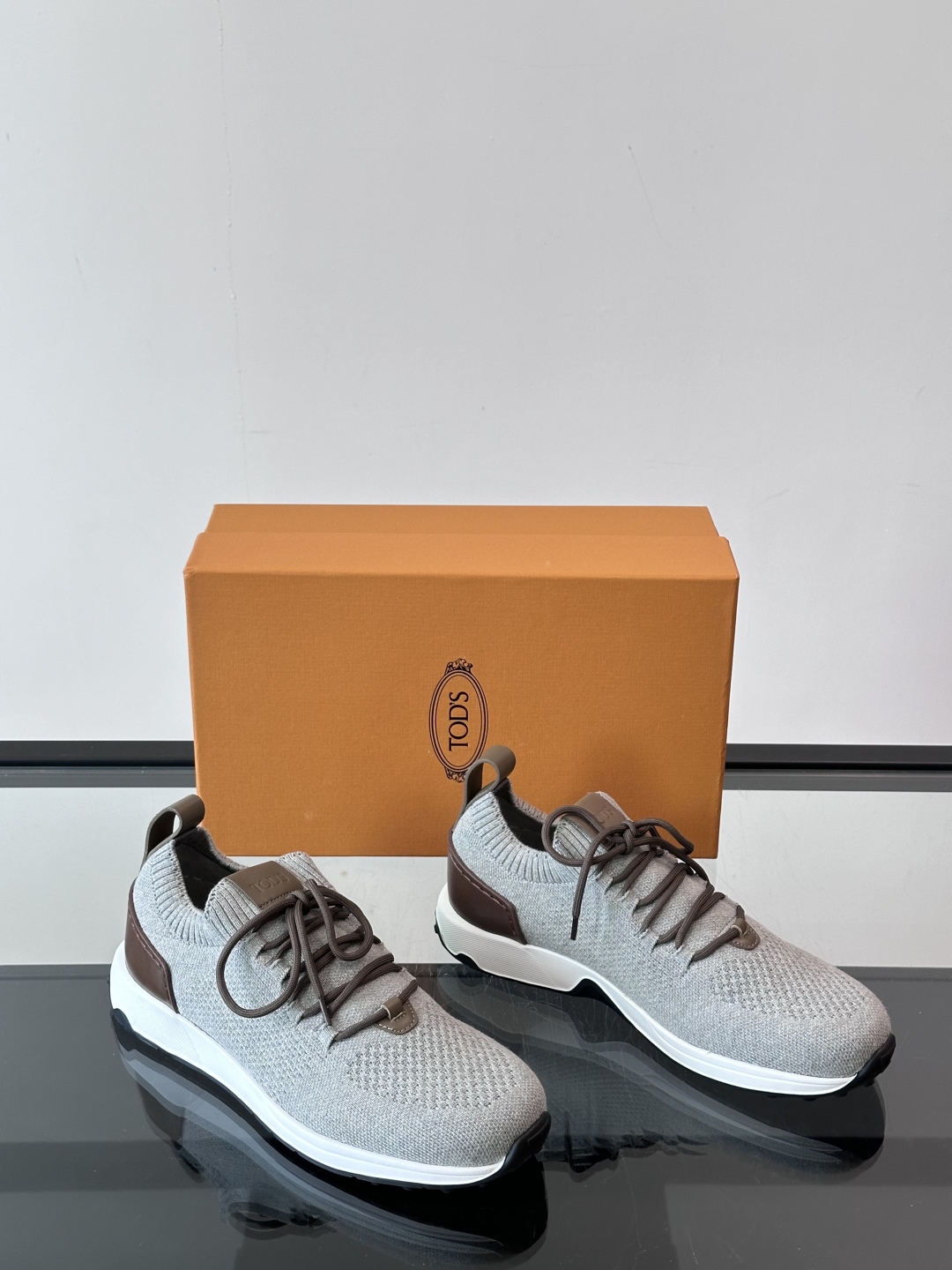 Tod'S 🆕新款男士休闲运动鞋，进口一体飞织材质，质感高端细腻，小牛皮垫脚，贴肤柔软，简约不简单，复古