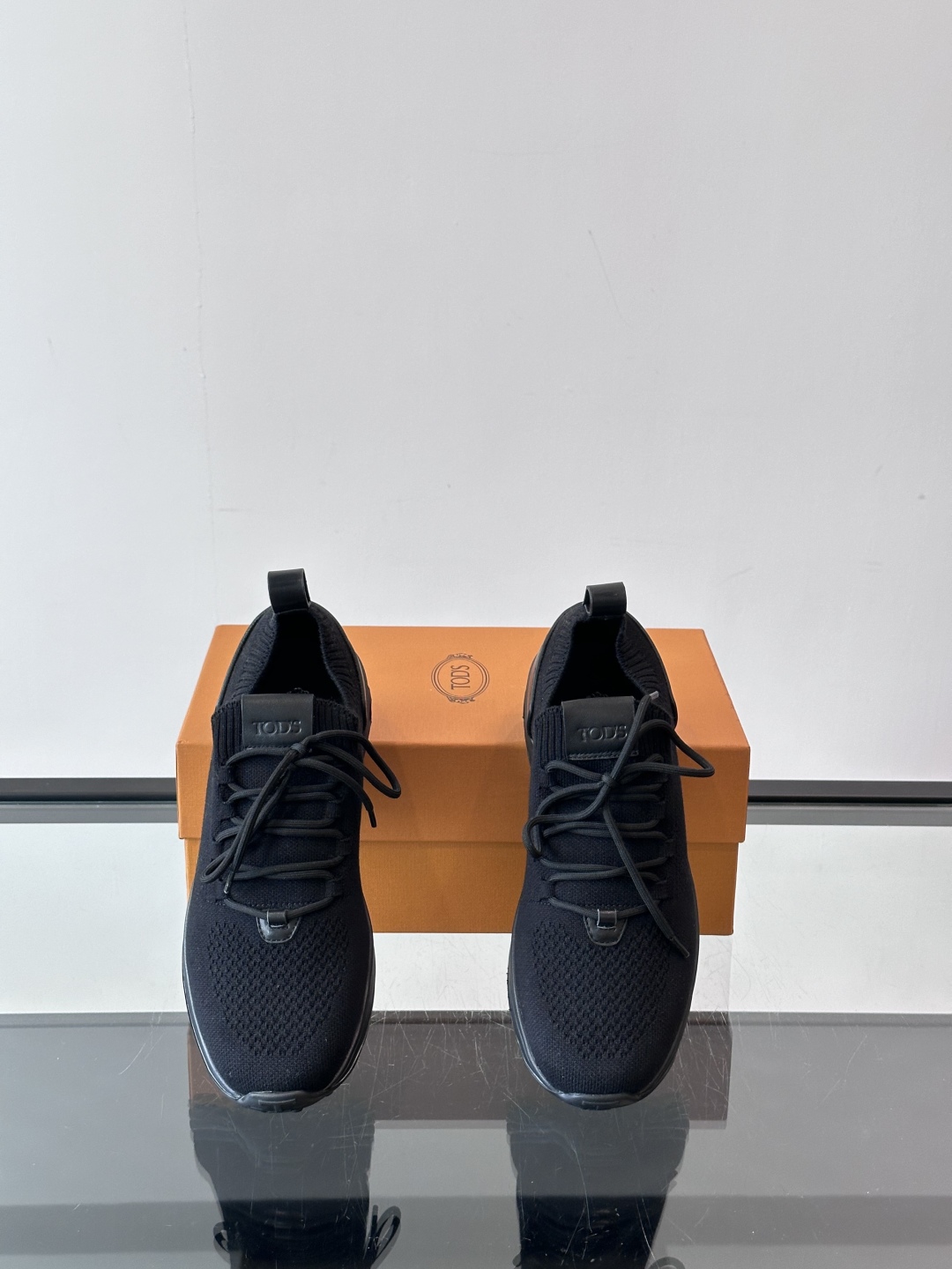 Tod'S 🆕新款男士休闲运动鞋，进口一体飞织材质，质感高端细腻，小牛皮垫脚，贴肤柔软，简约不简单，复古