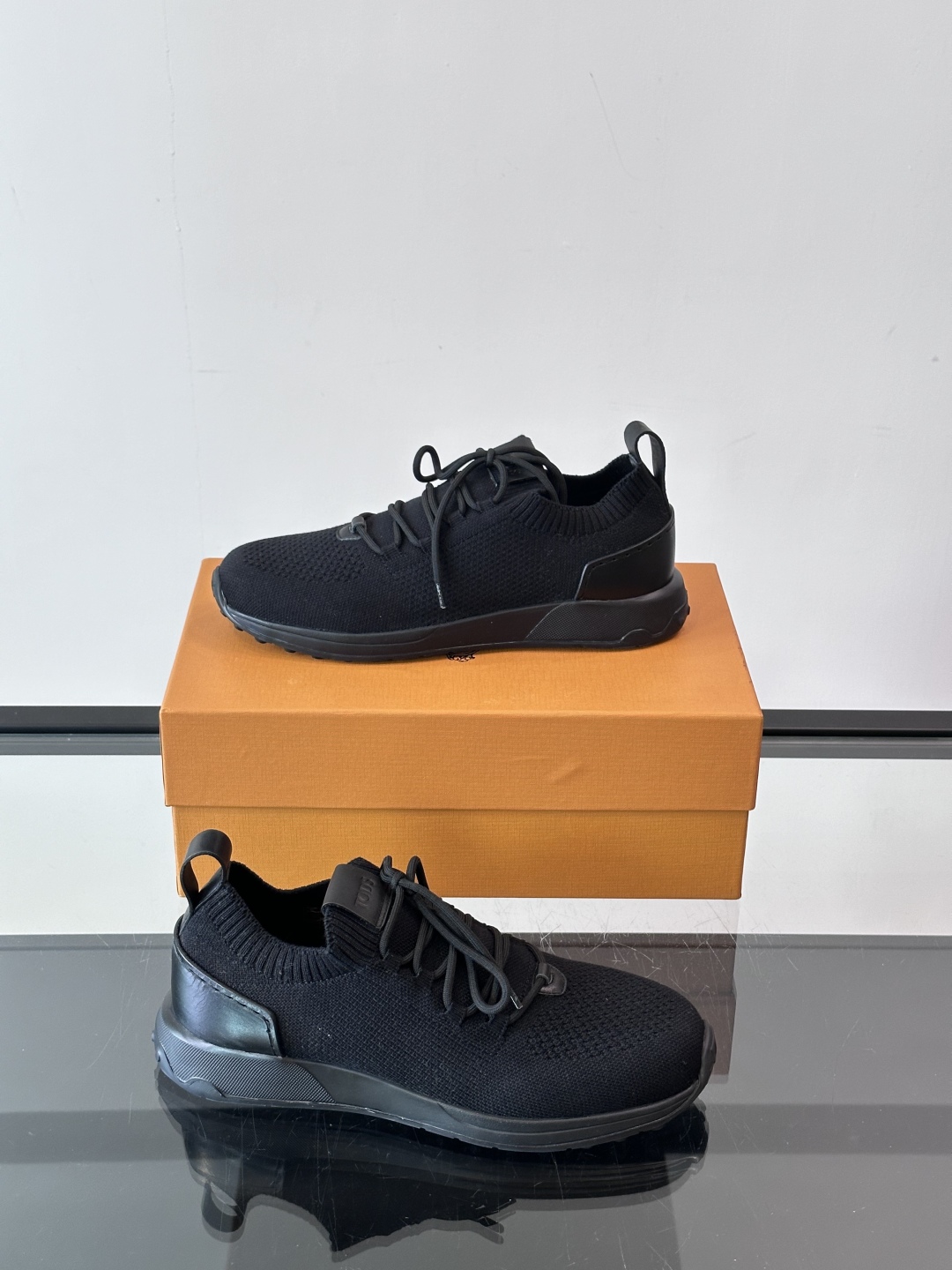 Tod'S 🆕新款男士休闲运动鞋，进口一体飞织材质，质感高端细腻，小牛皮垫脚，贴肤柔软，简约不简单，复古