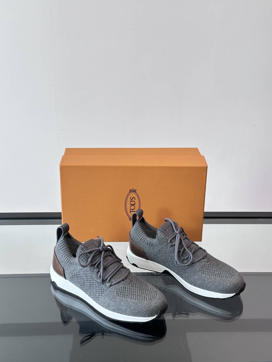 Tod'S 🆕新款男士休闲运动鞋，进口一体飞织材质，质感高端细腻，小牛皮垫脚，贴肤柔软，简约不简单，复古