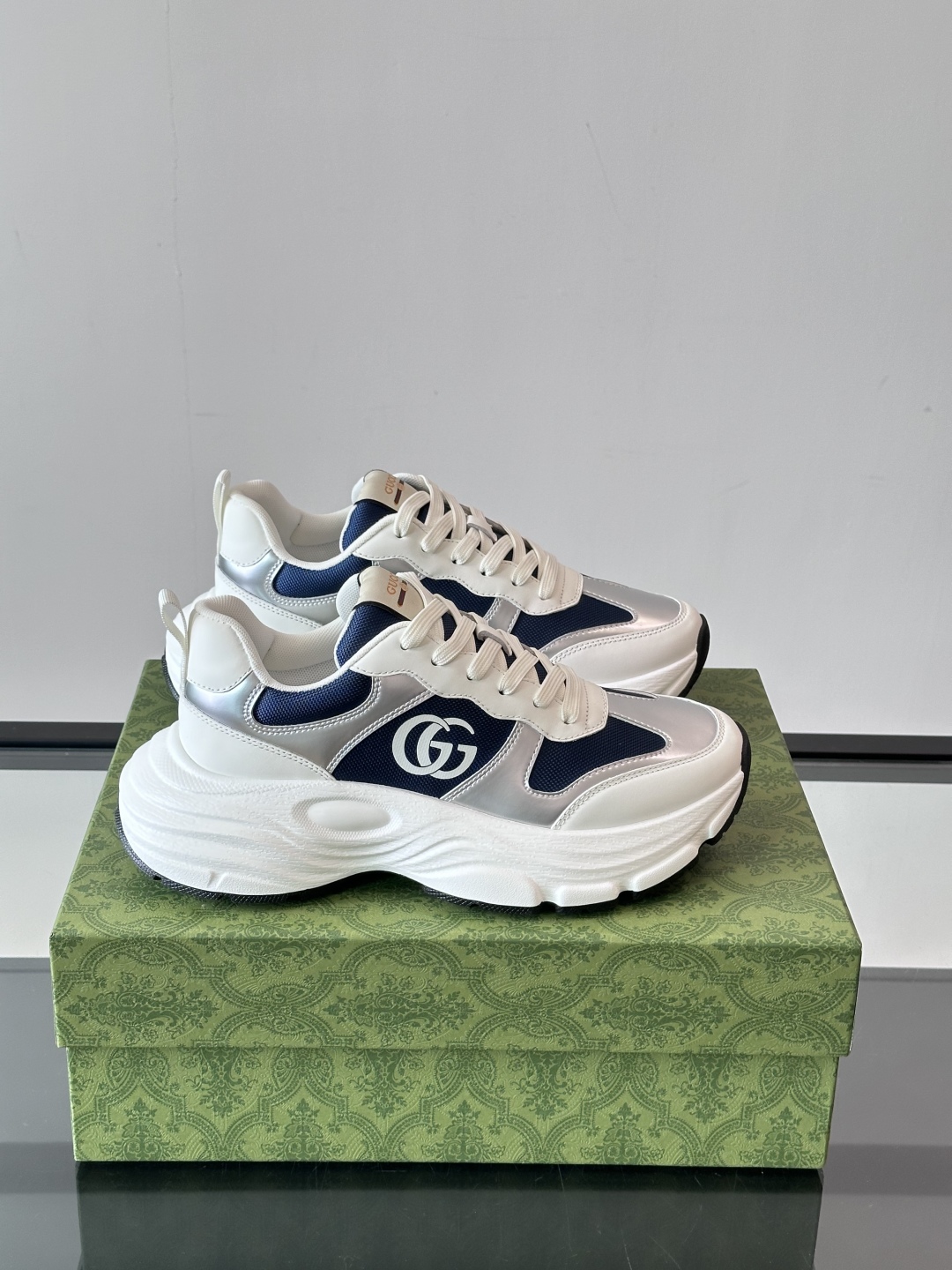 Gucc* 高端男士休闲运动鞋，极其舒适的脚感，贴合脚部，同时采用原版套楦工艺，鞋身鞋头线条弧度一切细节