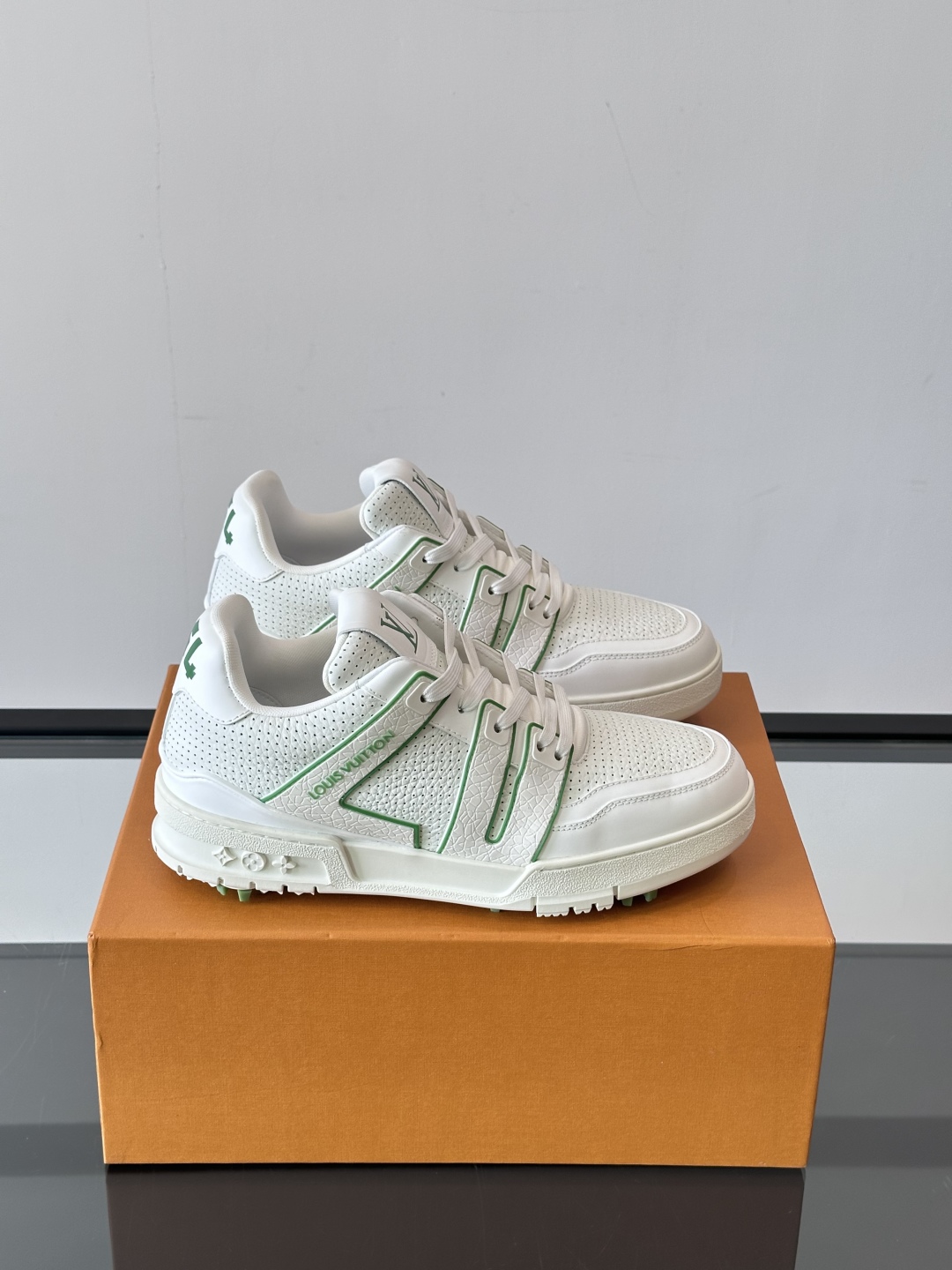 驴家 新配色 trainer运动鞋，本款 LV Trainer 运动鞋取材柔软粒面小牛皮，呈现纯净色调，