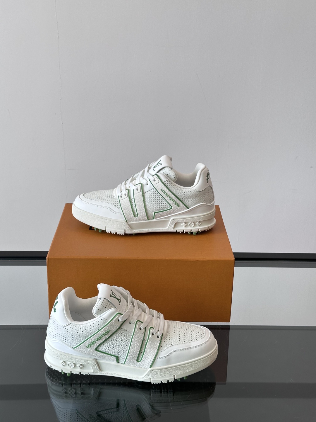 驴家 新配色 trainer运动鞋，本款 LV Trainer 运动鞋取材柔软粒面小牛皮，呈现纯净色调，