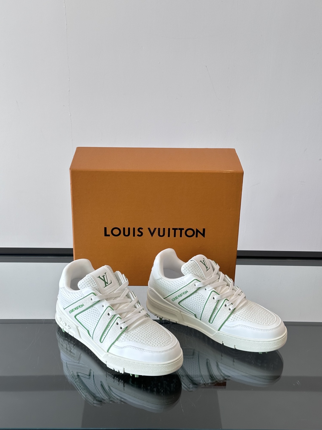 驴家 新配色 trainer运动鞋，本款 LV Trainer 运动鞋取材柔软粒面小牛皮，呈现纯净色调，
