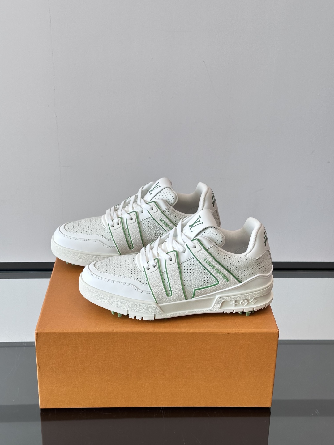 驴家 新配色 trainer运动鞋，本款 LV Trainer 运动鞋取材柔软粒面小牛皮，呈现纯净色调，