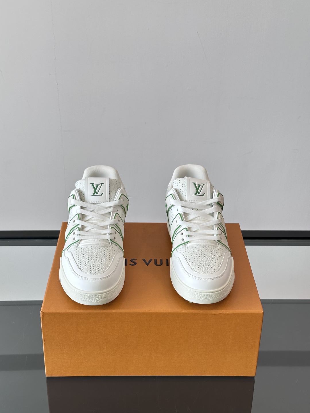 驴家 新配色 trainer运动鞋，本款 LV Trainer 运动鞋取材柔软粒面小牛皮，呈现纯净色调，