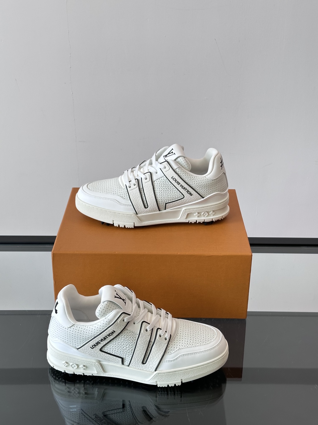 驴家 新配色 trainer运动鞋，本款 LV Trainer 运动鞋取材柔软粒面小牛皮，呈现纯净色调，