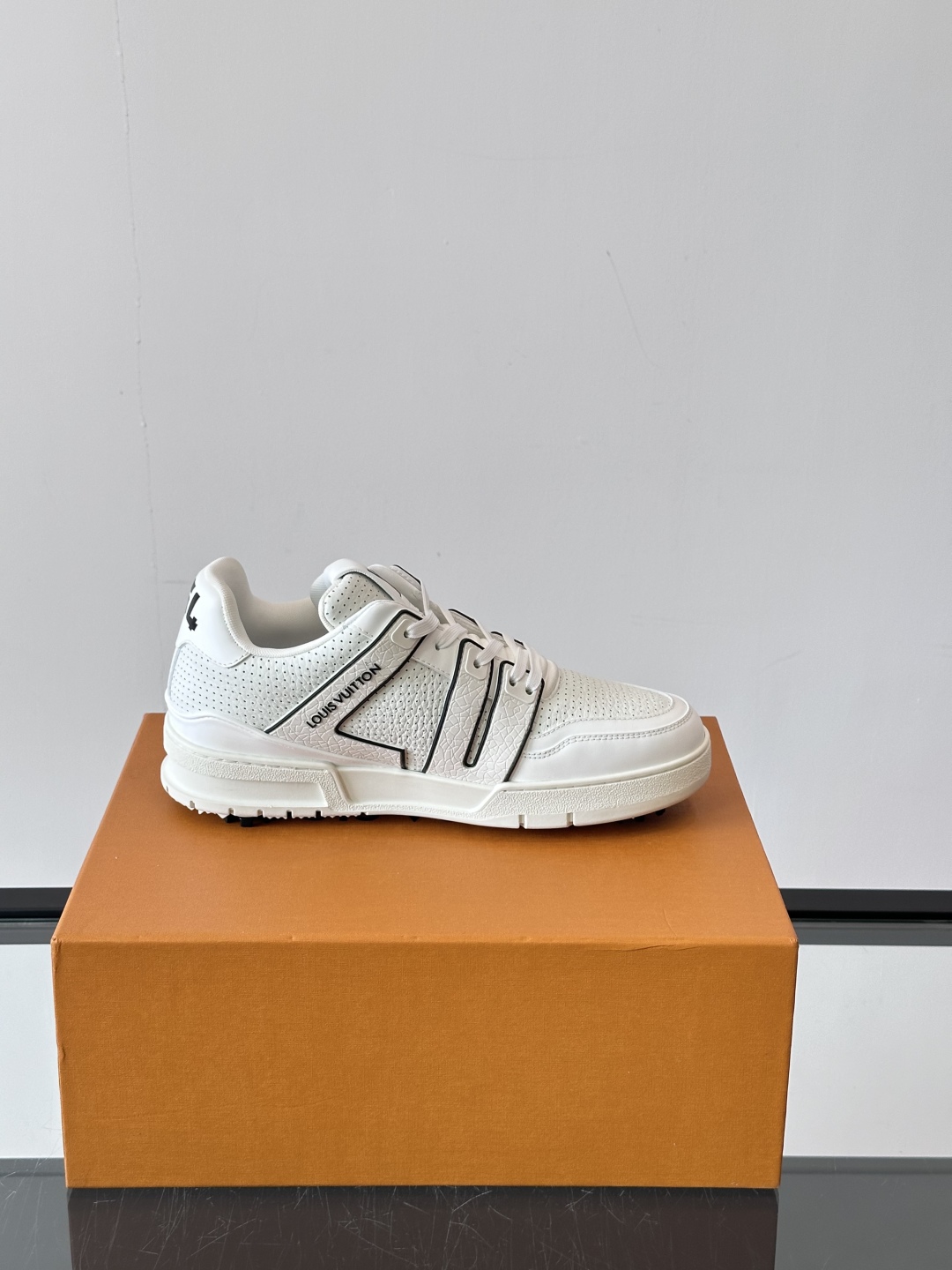 驴家 新配色 trainer运动鞋，本款 LV Trainer 运动鞋取材柔软粒面小牛皮，呈现纯净色调，