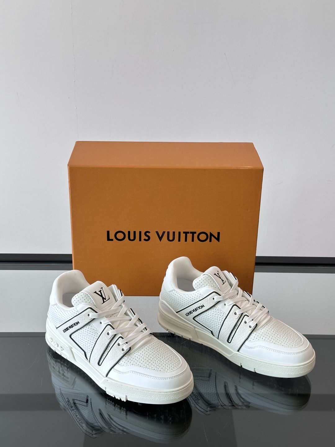 驴家 新配色 trainer运动鞋，本款 LV Trainer 运动鞋取材柔软粒面小牛皮，呈现纯净色调，