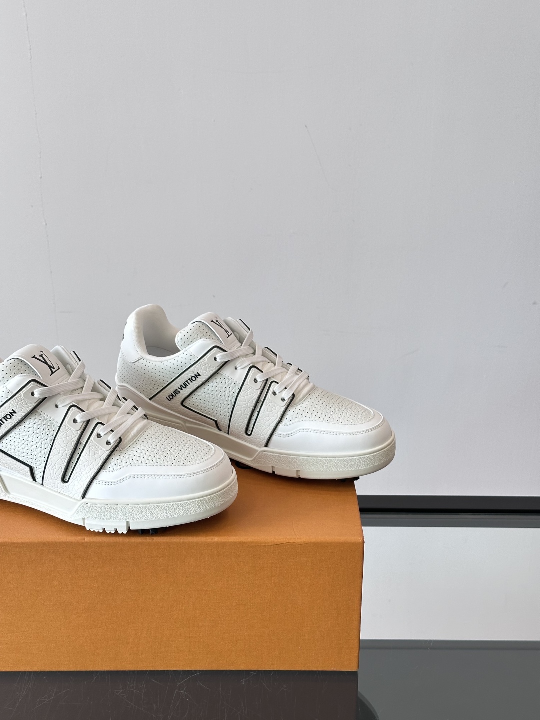 驴家 新配色 trainer运动鞋，本款 LV Trainer 运动鞋取材柔软粒面小牛皮，呈现纯净色调，