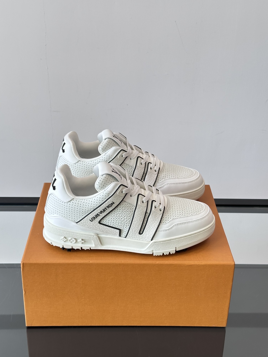 驴家 新配色 trainer运动鞋，本款 LV Trainer 运动鞋取材柔软粒面小牛皮，呈现纯净色调，