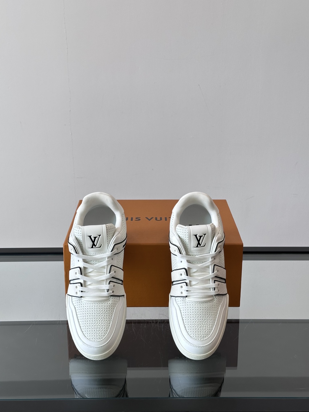 驴家 新配色 trainer运动鞋，本款 LV Trainer 运动鞋取材柔软粒面小牛皮，呈现纯净色调，