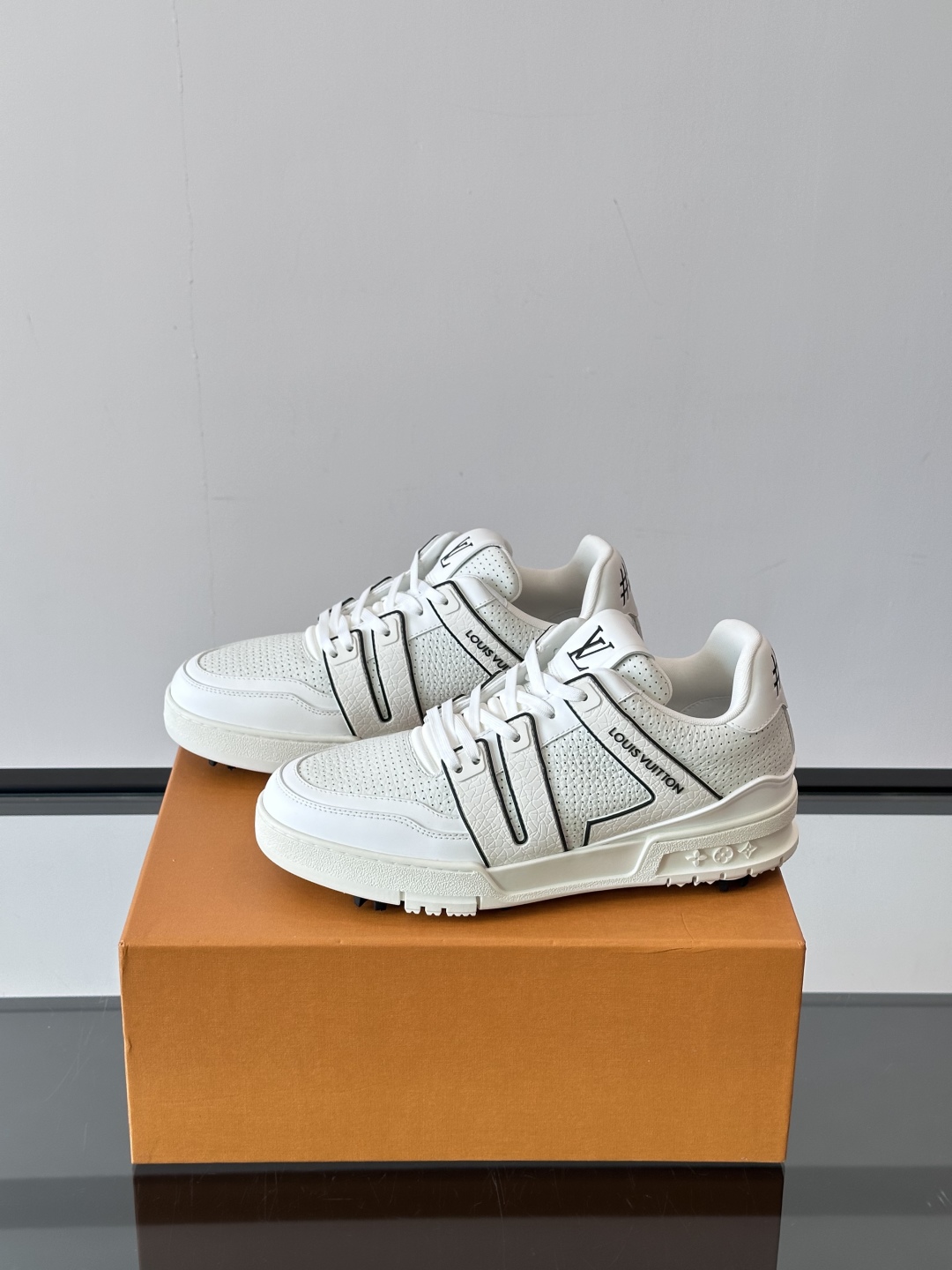 驴家 新配色 trainer运动鞋，本款 LV Trainer 运动鞋取材柔软粒面小牛皮，呈现纯净色调，