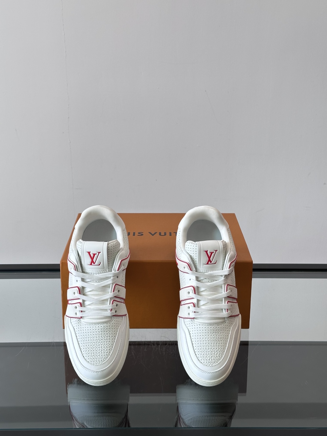 驴家 新配色 trainer运动鞋，本款 LV Trainer 运动鞋取材柔软粒面小牛皮，呈现纯净色调，