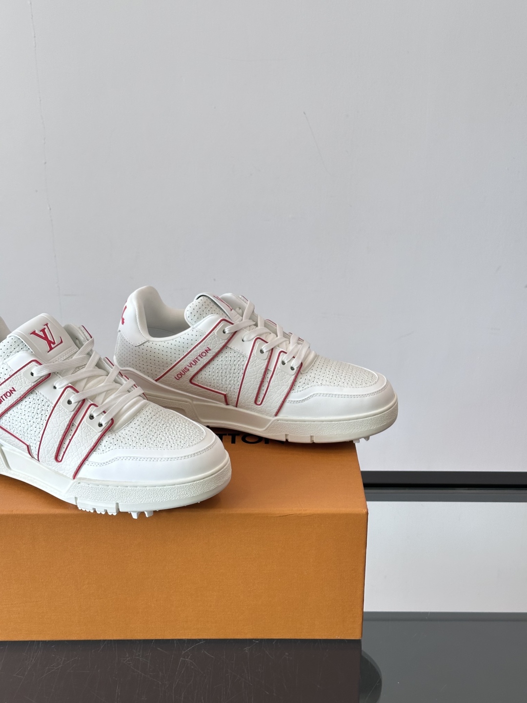 驴家 新配色 trainer运动鞋，本款 LV Trainer 运动鞋取材柔软粒面小牛皮，呈现纯净色调，