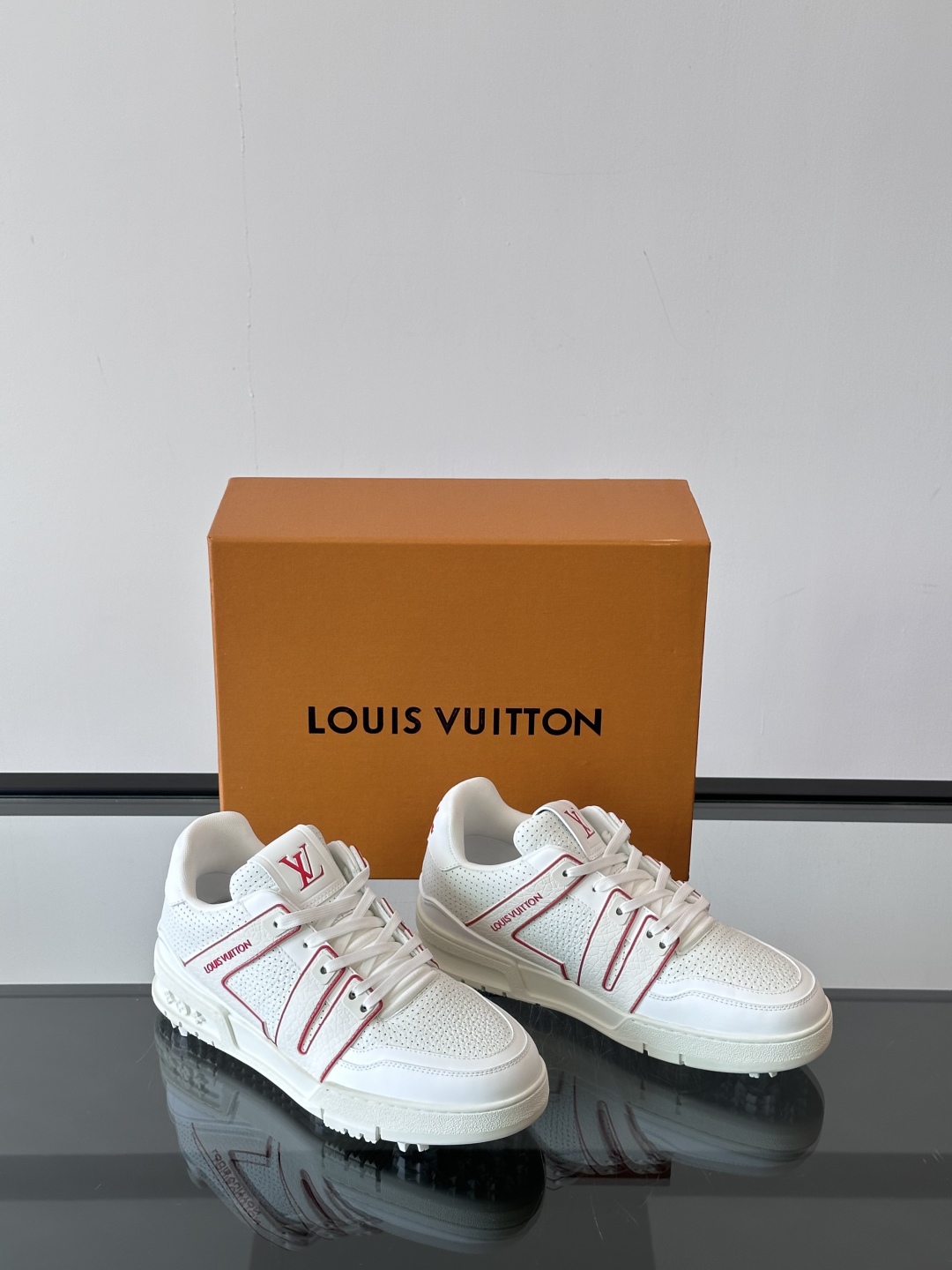 驴家 新配色 trainer运动鞋，本款 LV Trainer 运动鞋取材柔软粒面小牛皮，呈现纯净色调，
