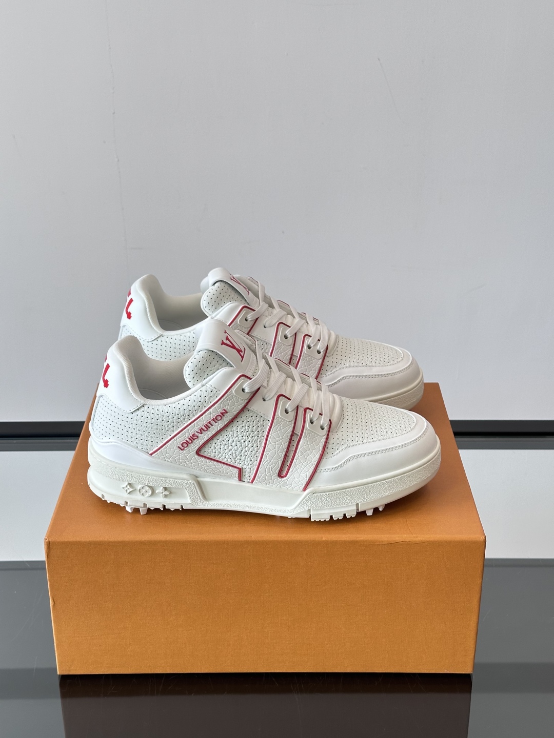 驴家 新配色 trainer运动鞋，本款 LV Trainer 运动鞋取材柔软粒面小牛皮，呈现纯净色调，