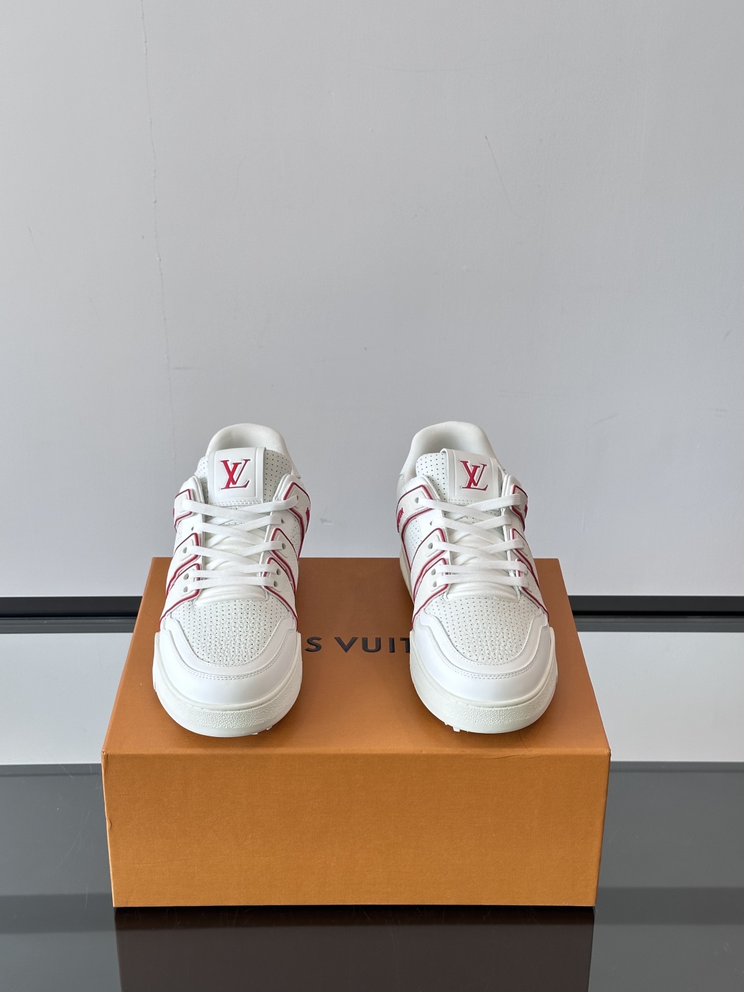 驴家 新配色 trainer运动鞋，本款 LV Trainer 运动鞋取材柔软粒面小牛皮，呈现纯净色调，