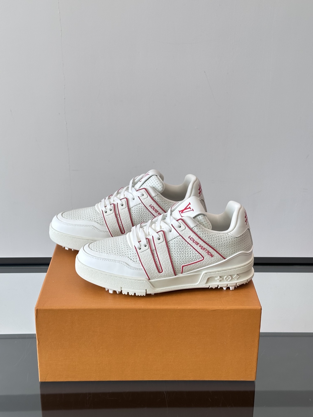 驴家 新配色 trainer运动鞋，本款 LV Trainer 运动鞋取材柔软粒面小牛皮，呈现纯净色调，