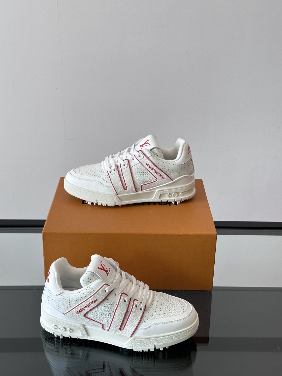 驴家 新配色 trainer运动鞋，本款 LV Trainer 运动鞋取材柔软粒面小牛皮，呈现纯净色调，