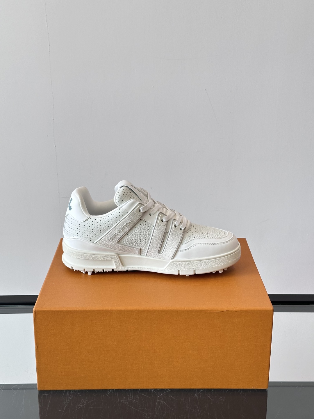 驴家 新配色 trainer运动鞋，本款 LV Trainer 运动鞋取材柔软粒面小牛皮，呈现纯净色调，
