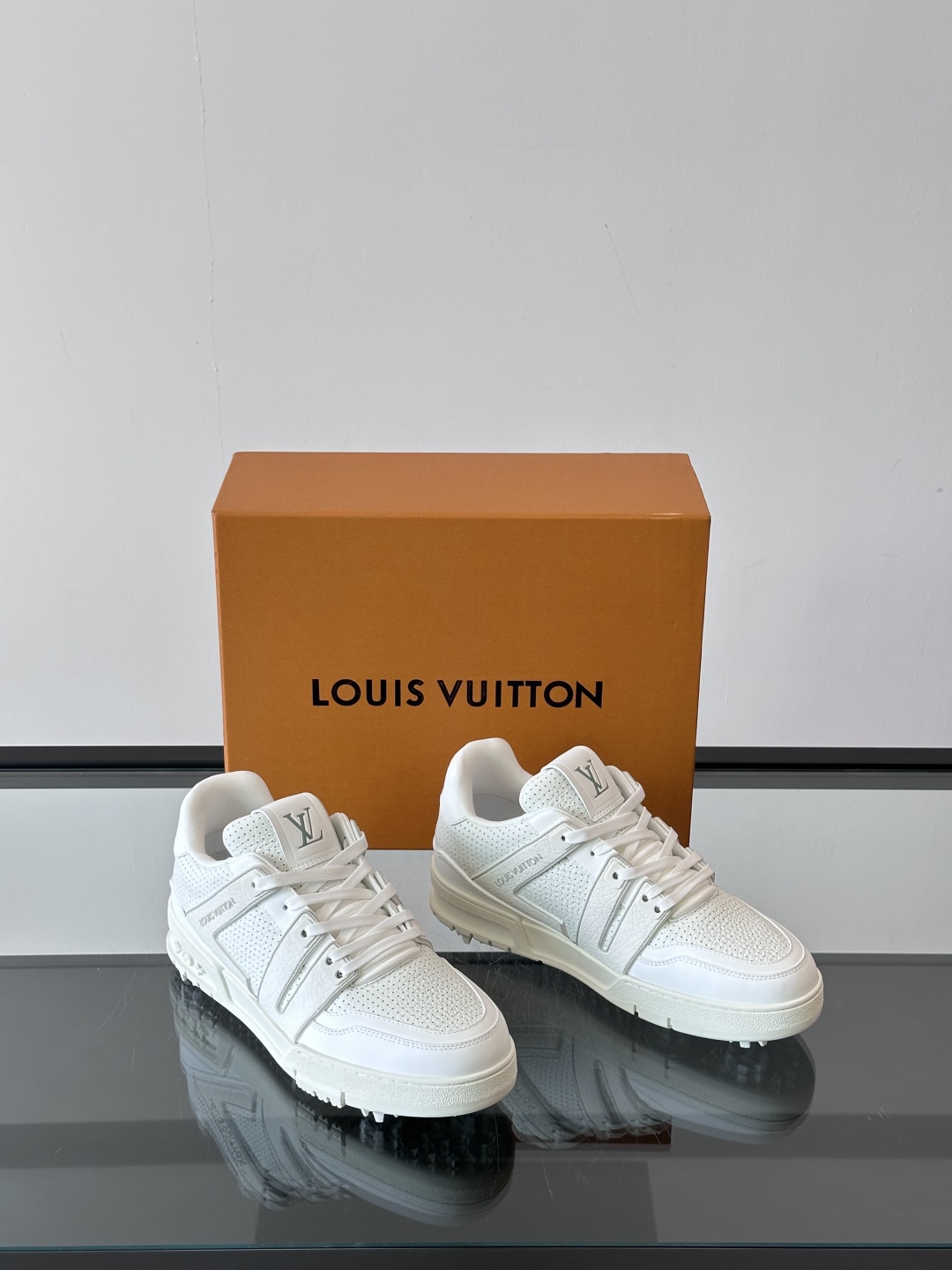 驴家 新配色 trainer运动鞋，本款 LV Trainer 运动鞋取材柔软粒面小牛皮，呈现纯净色调，
