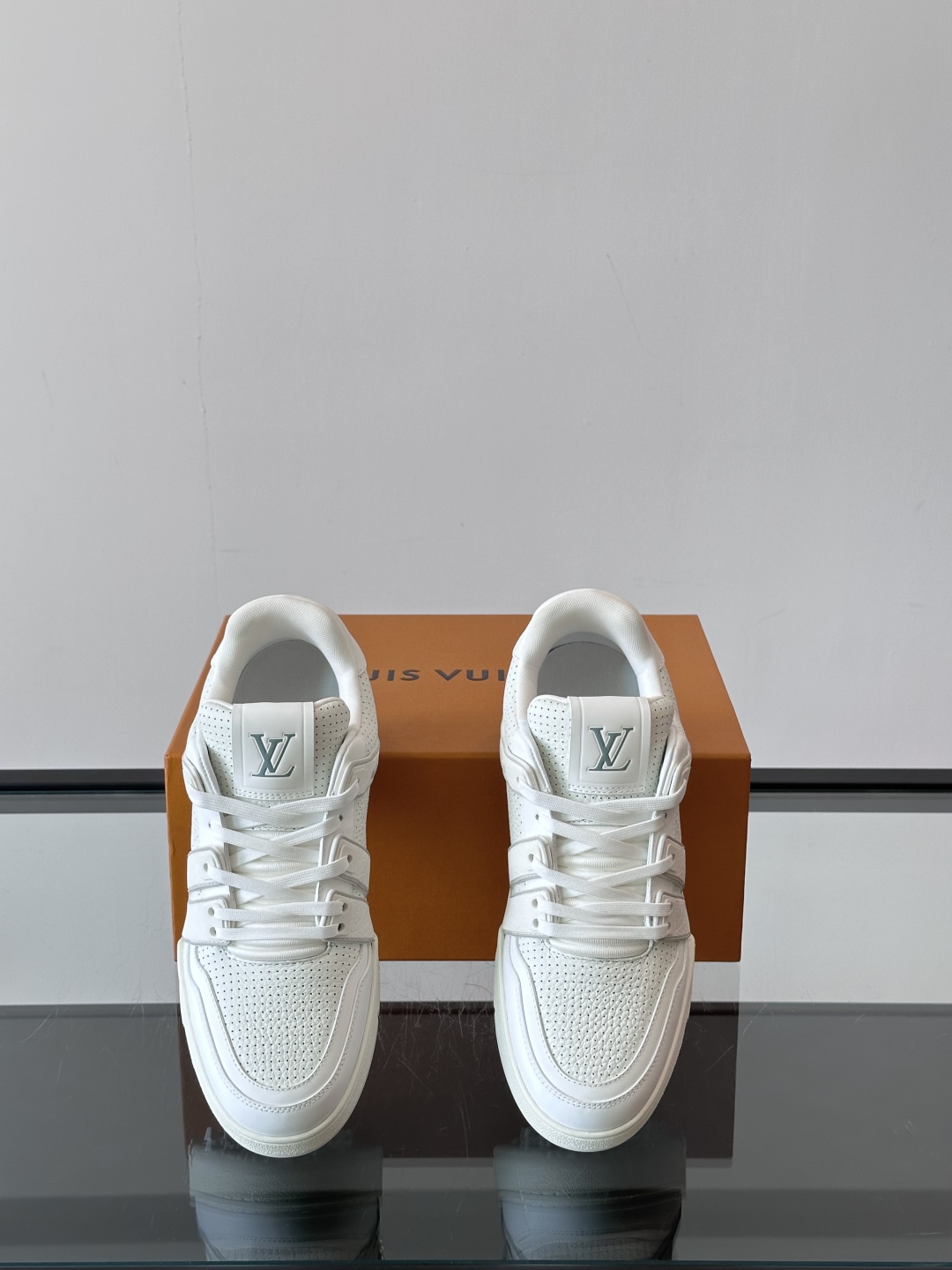驴家 新配色 trainer运动鞋，本款 LV Trainer 运动鞋取材柔软粒面小牛皮，呈现纯净色调，