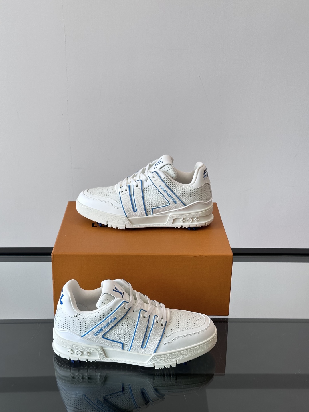 驴家 新配色 trainer运动鞋，本款 LV Trainer 运动鞋取材柔软粒面小牛皮，呈现纯净色调，