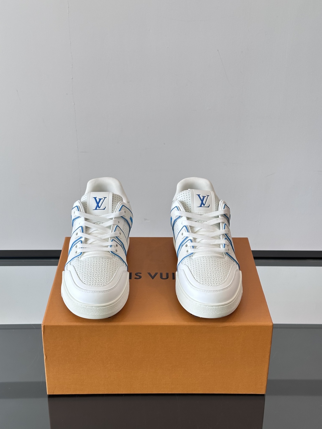 驴家 新配色 trainer运动鞋，本款 LV Trainer 运动鞋取材柔软粒面小牛皮，呈现纯净色调，
