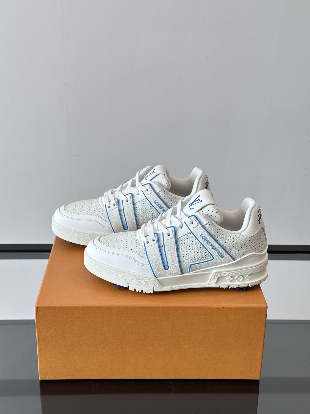 驴家 新配色 trainer运动鞋，本款 LV Trainer 运动鞋取材柔软粒面小牛皮，呈现纯净色调，