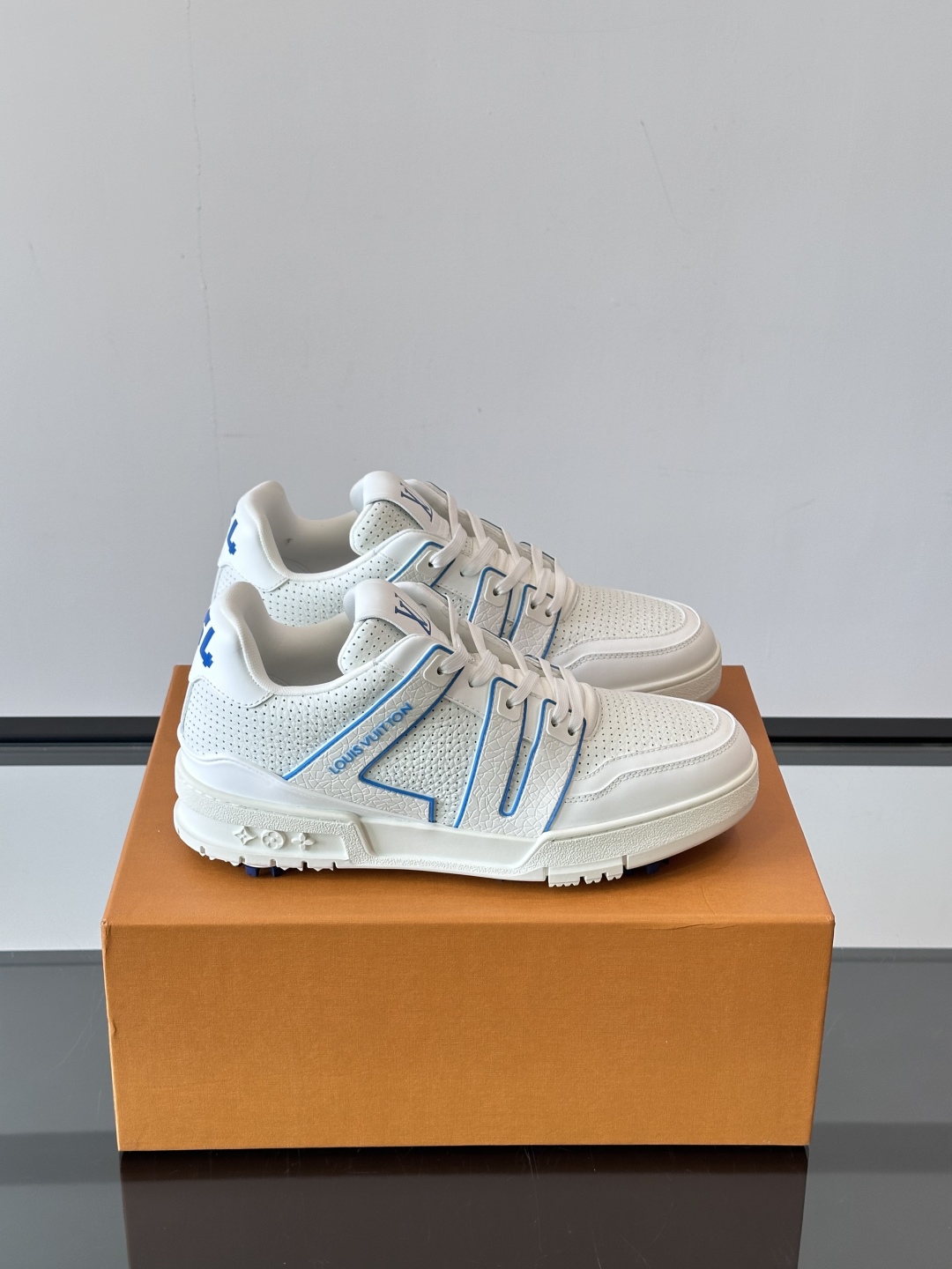 驴家 新配色 trainer运动鞋，本款 LV Trainer 运动鞋取材柔软粒面小牛皮，呈现纯净色调，