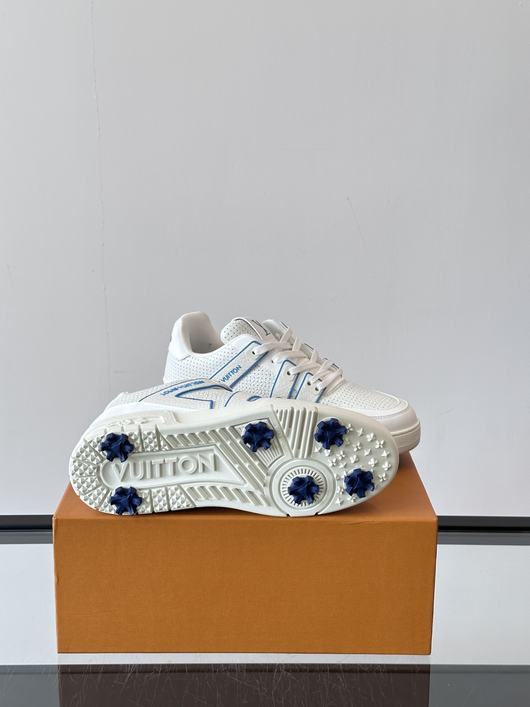 驴家 新配色 trainer运动鞋，本款 LV Trainer 运动鞋取材柔软粒面小牛皮，呈现纯净色调，