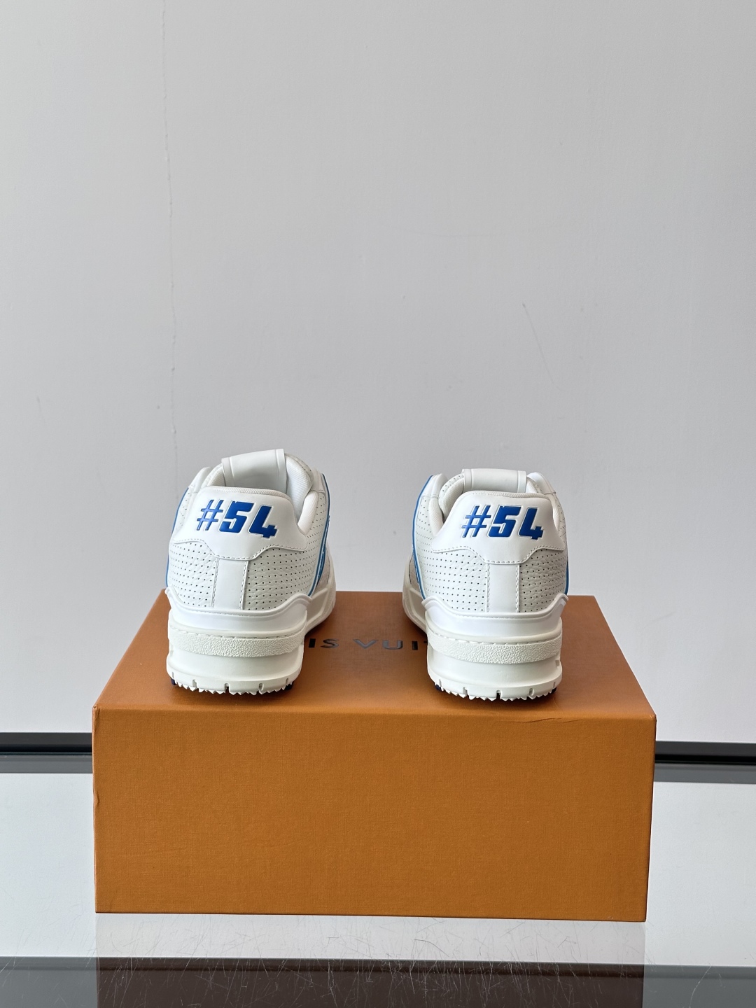 驴家 新配色 trainer运动鞋，本款 LV Trainer 运动鞋取材柔软粒面小牛皮，呈现纯净色调，