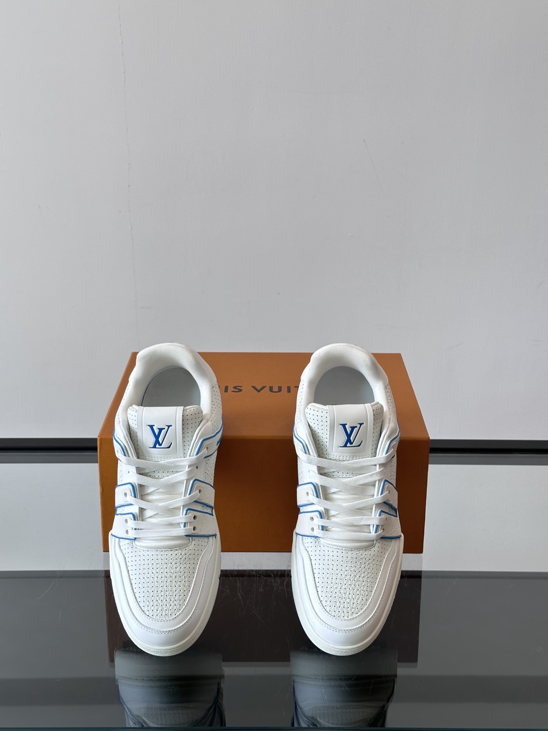 驴家 新配色 trainer运动鞋，本款 LV Trainer 运动鞋取材柔软粒面小牛皮，呈现纯净色调，