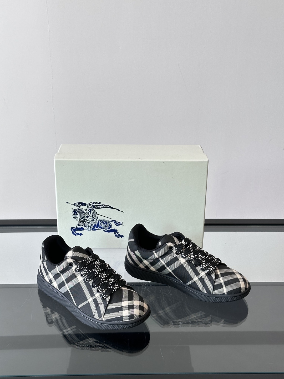 𝐁𝐔𝐑𝐁𝐄𝐑𝐑𝐘巴宝莉 终于来了|酷·飒 格纹terrace运动鞋 ,巴宝莉(Burberry)经典原素