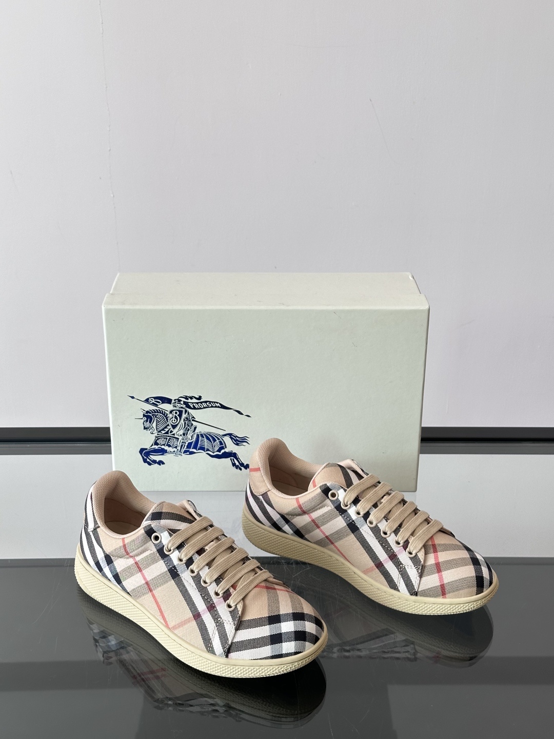 𝐁𝐔𝐑𝐁𝐄𝐑𝐑𝐘巴宝莉 终于来了|酷·飒 格纹terrace运动鞋 ,巴宝莉(Burberry)经典原素