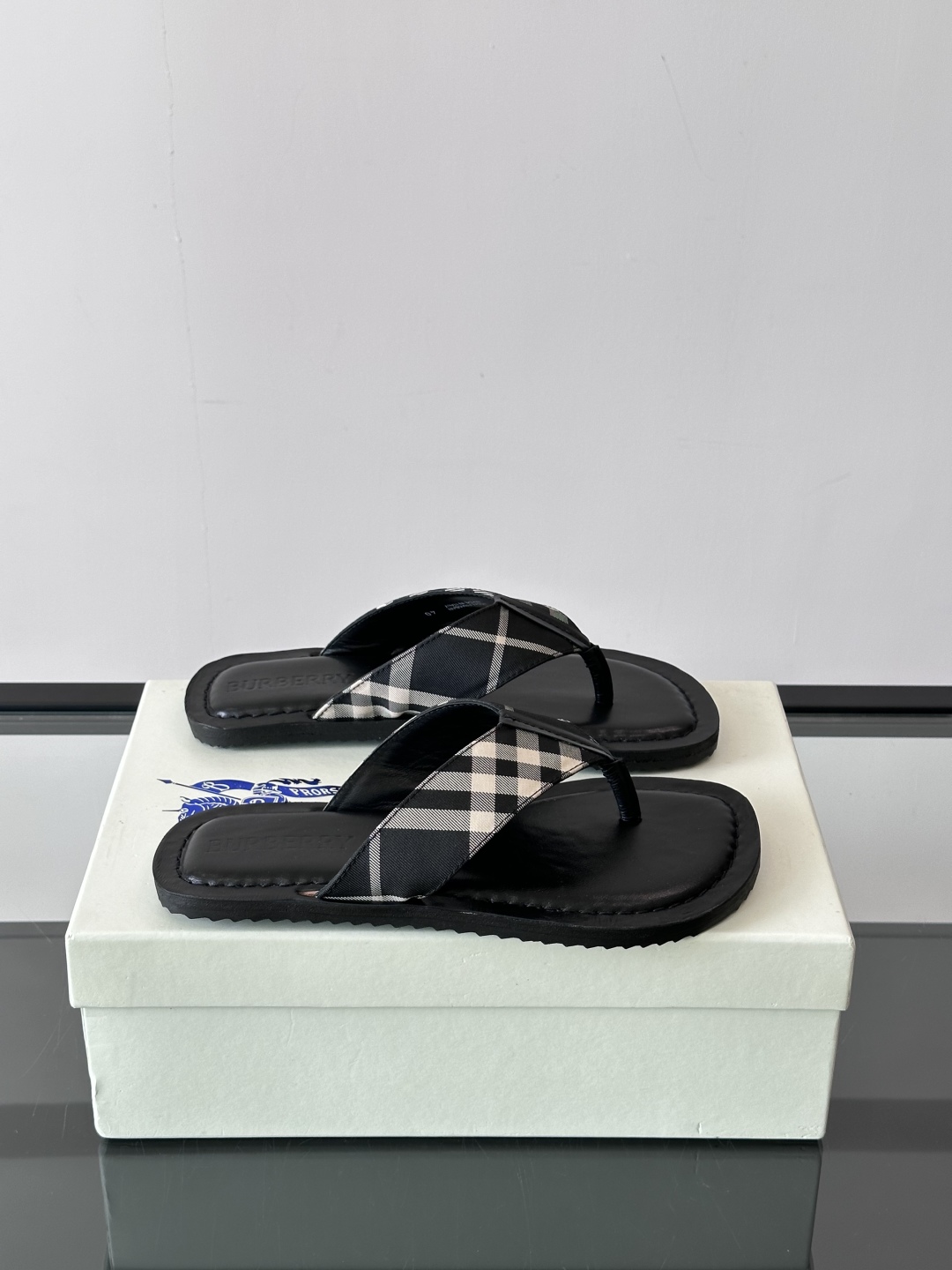 Burberry*夏季必备单品拖鞋凉鞋🩴，原单格纹经典男士高端拖鞋，原厂材质，细节均可对比！宽松舒适型，