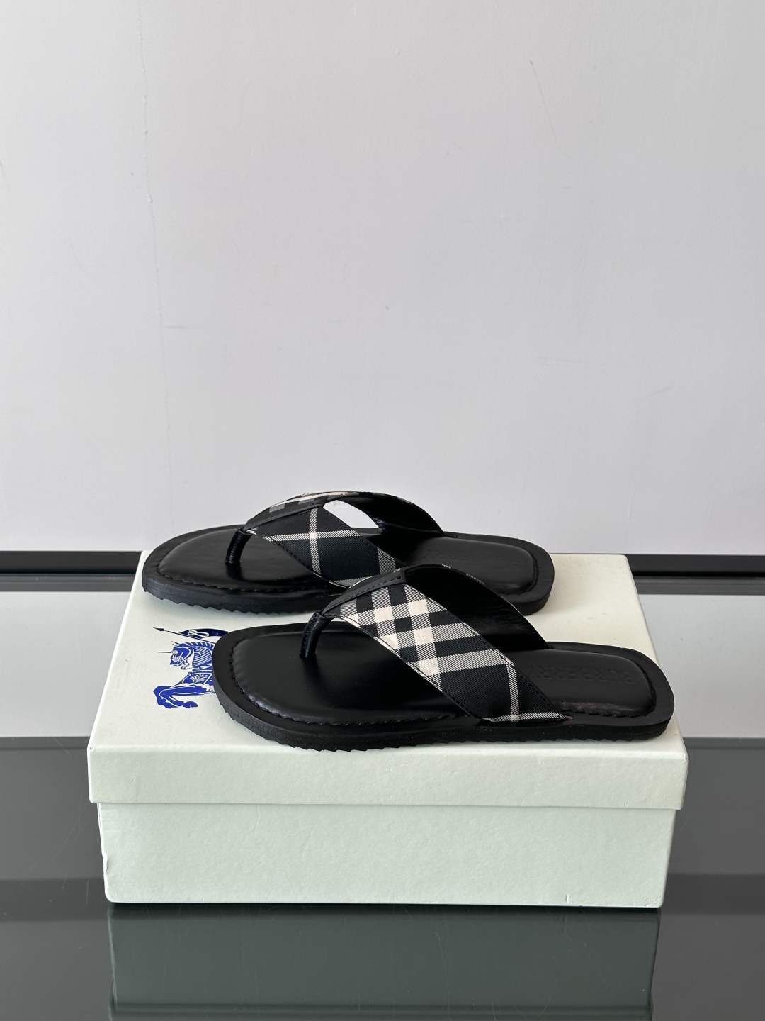 Burberry*夏季必备单品拖鞋凉鞋🩴，原单格纹经典男士高端拖鞋，原厂材质，细节均可对比！宽松舒适型，